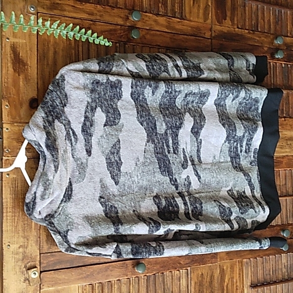 Camo half zip pullover NWOT medium - Picture 3 of 3